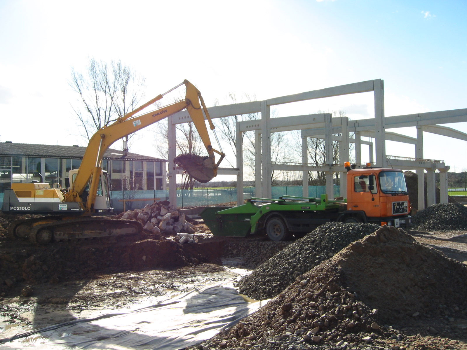 Bau des Büro- und Fertigungsgebäudes